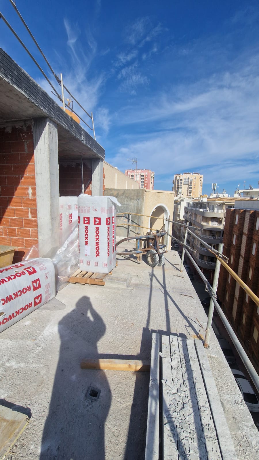 T1  Bricks on the fifth  floor (atico/penthouse) and electrical work